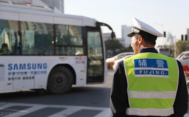 派出所辅警工资一个月多少，辅警工资多少钱一月（辅警每月只有两三千工资）