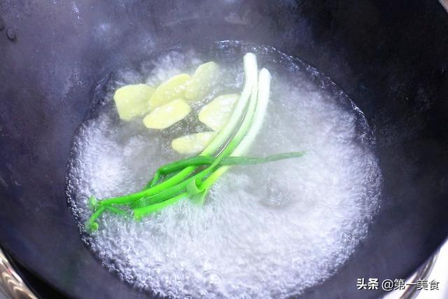 白灼虾要去虾线吗，白灼虾的正确做法怎么去除虾线（虾肉鲜嫩弹滑还不腥）