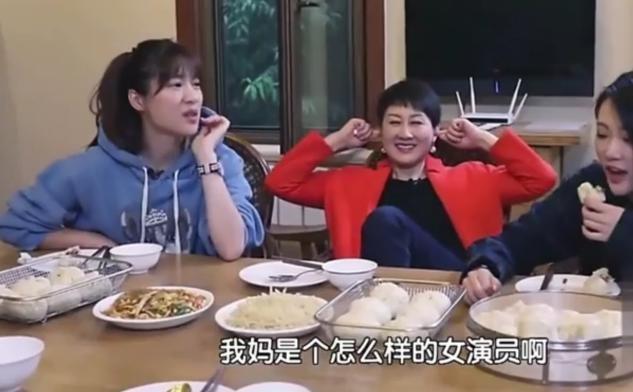 58岁张凯丽因年老落泪，不愿被叫奶奶？嫁二婚老公被宠成小姑娘
