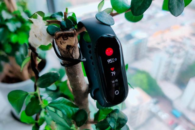 小米手环充电需要大力扣吗，小米手环使用前要不要充满电（干掉按键+血氧检测+心率监测）