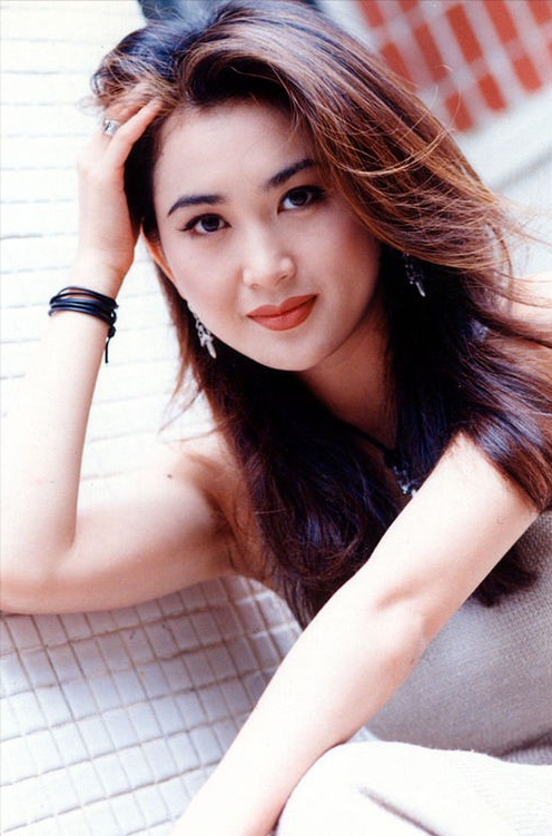 温碧霞在港星中的容貌属于魅惑诱人的长相,长长的大波浪卷发和一双