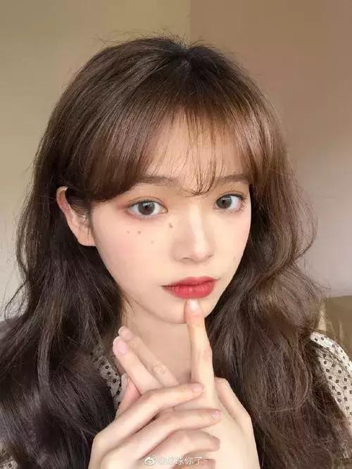 日常烫刘海教程，烫刘海怎么打理（试试最火的“刘海烫”吧）