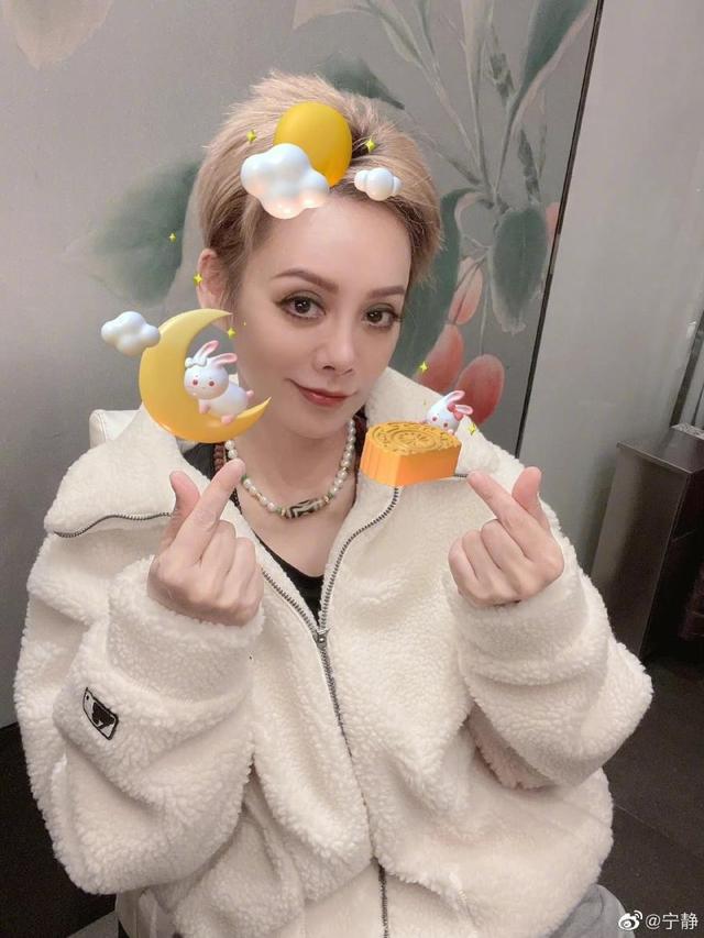 宁静年轻时有多大，古装公子扮相难掩帅气