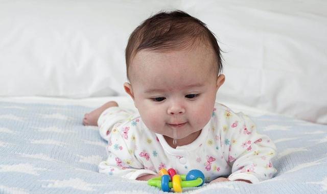 婴儿最熬人是几个月，2个月婴儿聪明的表现（1月缺觉2月哭闹）