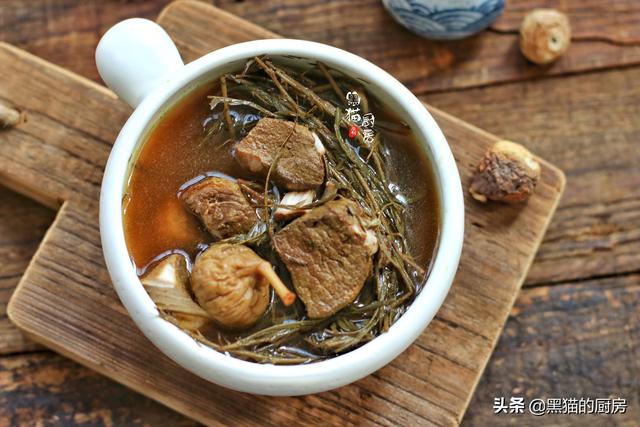 鸡骨草猪横利汤，鸡骨草煲猪横利（广东人常用它煲汤）