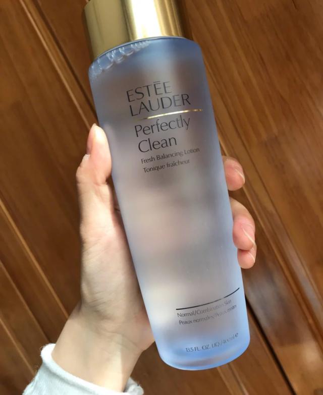 雅诗兰黛红石榴水，雅诗兰黛红石榴水滋润型和清爽型（雅诗兰黛常见的6款精华水）