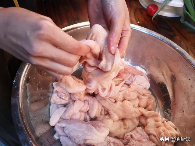 猪大肠怎么洗才干净，如何清洗肥肠（清洗猪大肠时，加醋加碱都不对）