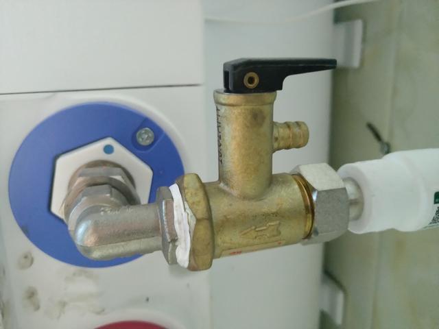 热水器排水阀一直滴水小妙招，热水器泄压阀一直滴水怎么办（热水器加热时泄压阀滴水）