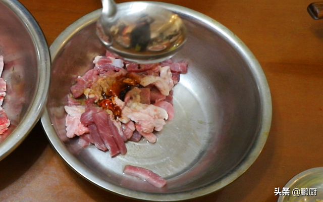 酥肉粉是什么粉，小酥肉专用粉是什么粉（炸小酥肉用红薯粉芡还是玉米粉芡）