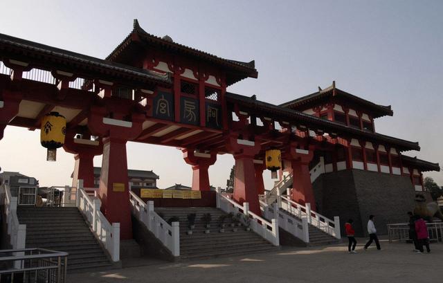 阿房宫遗址在哪里，阿房宫是秦朝遗址吗（耗时五年建成的阿房宫景区）