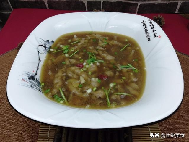 酸辣鱼汤的做法，酸辣鱼汤的家常做法（酸辣爽口的秘密全在这碗小鱼汤里）