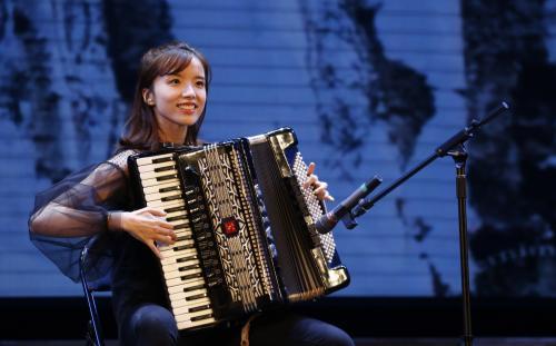 手风琴好学吗，手风琴入门自学教程（对于音乐没有基础的人来说）