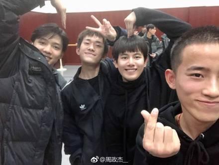 易烊千玺的“校草室友”爆光！同学说出“恐怖内幕”：他被利用了