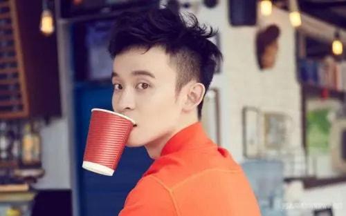 周星驰的老婆叫什么，他是周星驰电影的小人物（谁是周星驰的老婆）