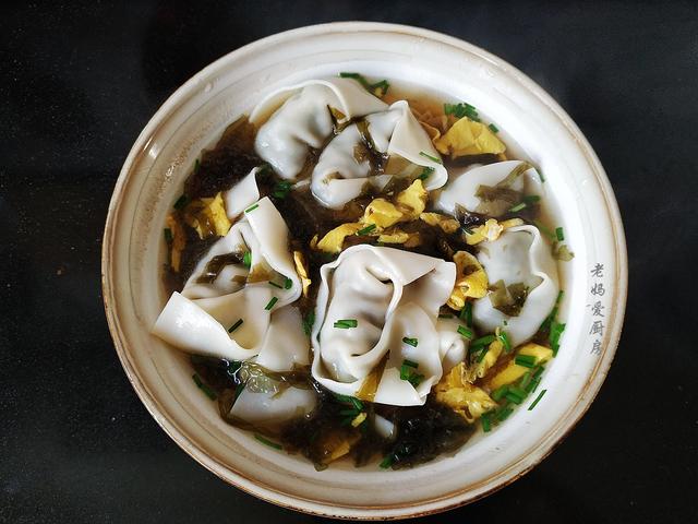 荠菜猪肉馅馄饨怎么调好吃，在我们家，但凡想不出要吃什么