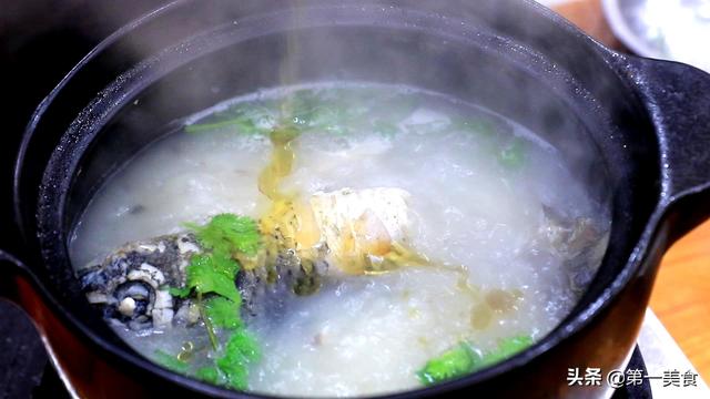 鲫鱼汤怎么熬出奶白色，怎样熬出奶白色鲫鱼汤（是开水和冷水的关键吗）