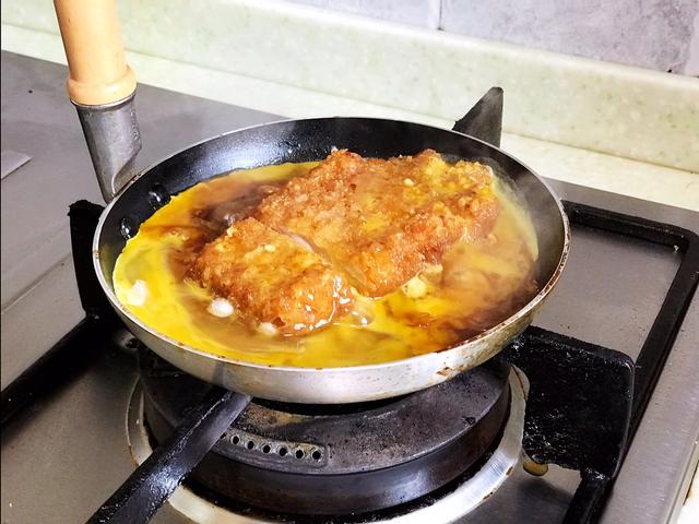 猪排盖饭怎么做，猪排盖饭怎么做好吃又简单（好吃到没话说的猪排盖浇饭）