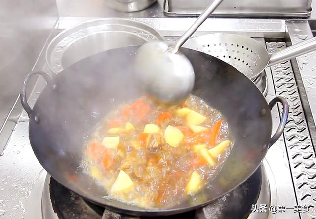 炖牛腩正宗做法，土豆炖牛腩的正宗做法（厨师长分享土豆炖牛腩的做法和技巧）