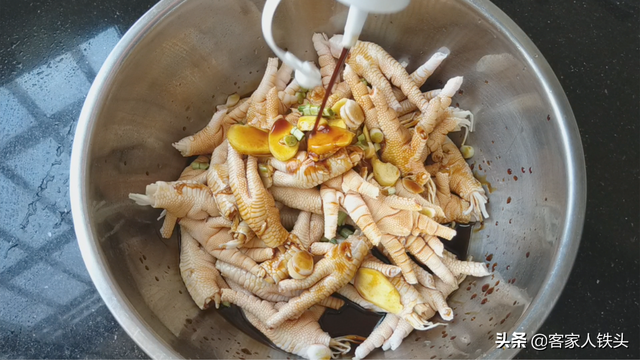 凤爪的家常做法，鸡脚这样做孩子超爱吃