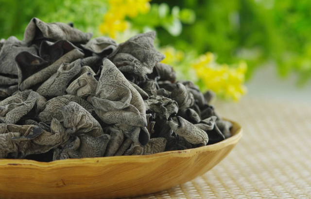 怎么样选够优质量的东北黑木耳，东北黑木耳的口感（4招保你挑到的木耳肥厚又劲道）