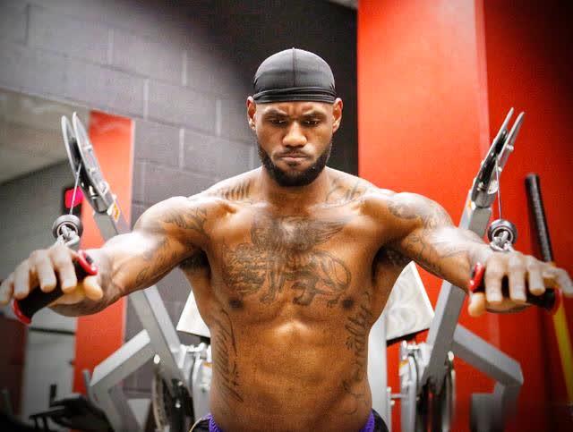 nba哈登卡戴珊，NBA停赛间很多球员当起了游戏主播