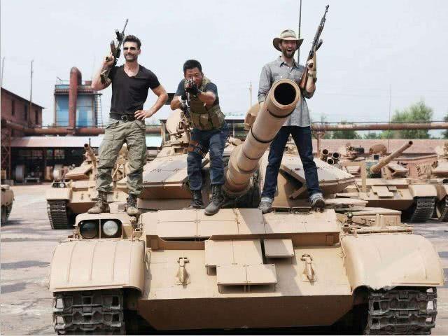 吴京是军人吗，吴京是部队出身吗（拍电影可以用部队的坦克）