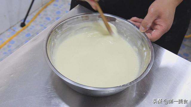 鸡蛋饼的家常做法，葱花鸡蛋饼的家常做法（快速做早餐鸡蛋饼）