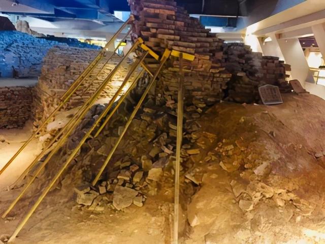 走进今天的主题—雷峰塔倒塌之谜.