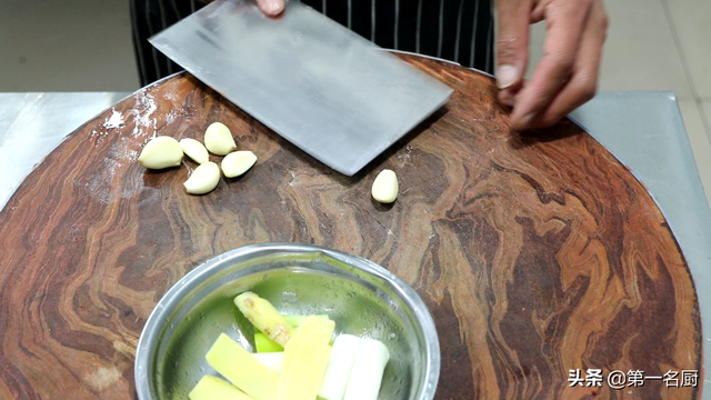 大盘鸡的正宗做法，新疆大盘鸡的正宗做法（厨师长教你大盘鸡正宗做法）