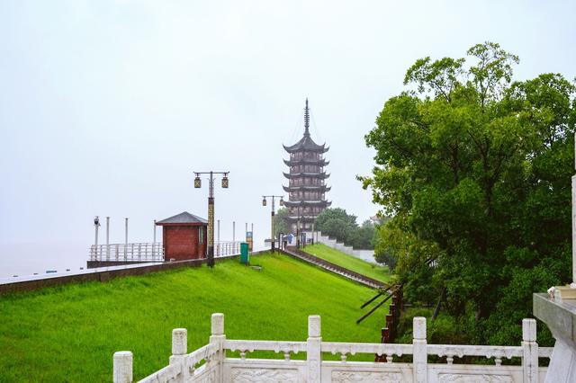 海宁盐官古镇及一线潮观看旅游攻略，海宁盐官观潮景区攻略（“一线潮”天下奇观在盐官）