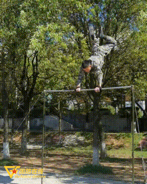 谁能教我单杠大回环，单杠大回环视频教程（这7种花式玩法）