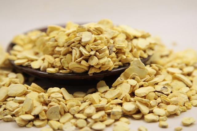 生半夏的功效与作用，生半夏的功效与作用及毒副作用（十八反却能用于尿毒症）