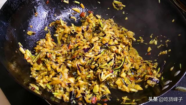 茄子馅饺子的做法，茄子水饺的做法（比肉饺子还香还好吃）