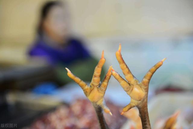 冻鸡怎么快速解冻，冷冻鸡翅怎么解冻（如何分辨“病死鸡”和“鲜活鸡”）