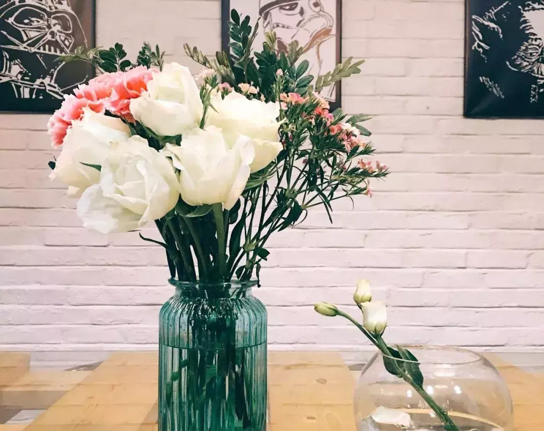 开花店挣钱吗(学花艺一般要多少钱学费)