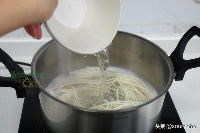 鸡丝汤面热量，荠菜鸡丝汤面的做法是什么（天冷就馋这碗面）
