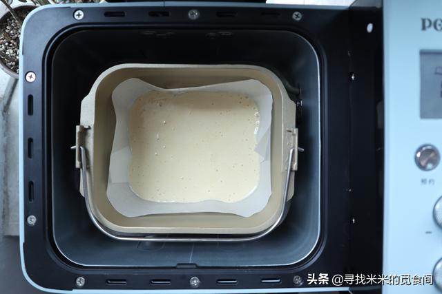 用面包机做蛋糕，怎样用面包机做蛋糕（面包机也能实现蛋糕自由）