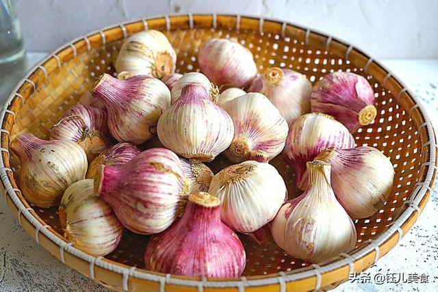 腌腊八蒜的正确方法盐比例，只要2天就能腌出漂亮翡翠色
