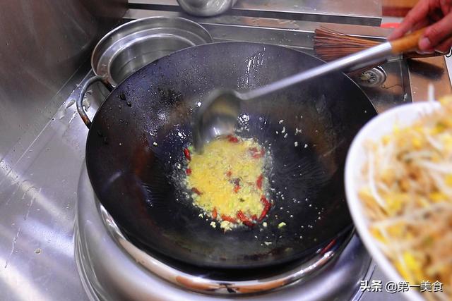 绿豆芽怎么炒好吃，清炒绿豆芽怎么炒好吃又简单窍门（夏天炒绿豆芽、一定要加点它）