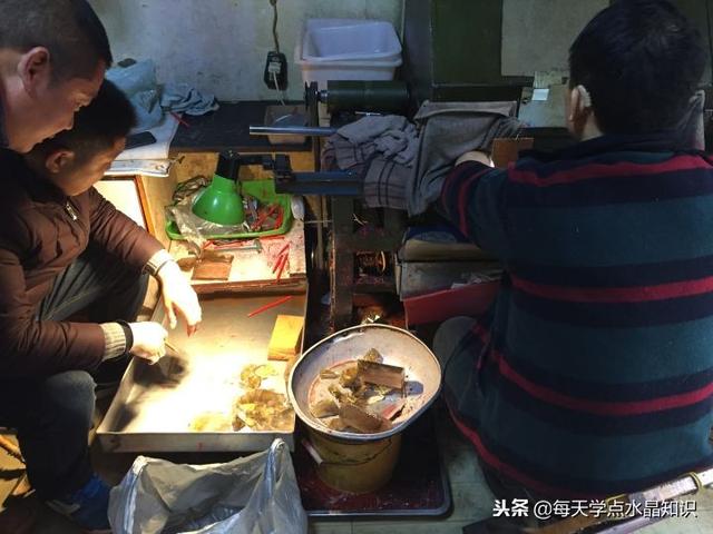 水晶工艺品加工，水晶工艺品的加工流程有多少人知道呢（了解一下水晶加工的流程）