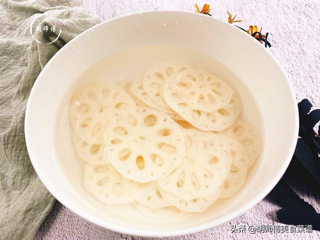 凉拌莲藕怎样又白又脆，凉拌藕片怎么做才会又脆又白（藕洁白脆嫩不发黑）