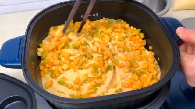 玉米面发糕的做法，玉米面发糕的做法松软又好吃（不用烤箱电饭锅）