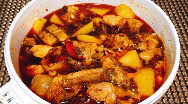 四川火锅鸡，四川正宗火锅底料配方（做成火锅鸡香辣好吃又过瘾）