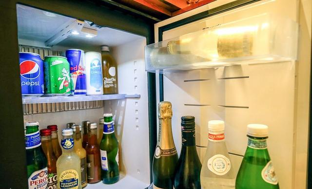 迪拜七星级酒店，迪拜七星级酒店有哪些服务（超奢华七星级住宿楼中楼房间大公开）