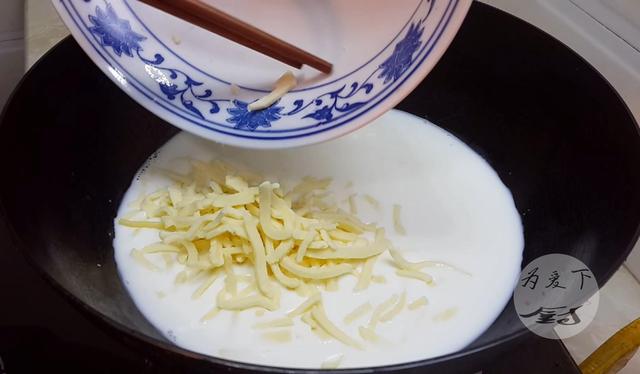 芝士做什么好吃又简单（牛奶里加1把芝士）