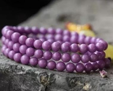 紫云母适合什么人佩戴，紫云母手镯的功效和作用（宝石新星——紫云母）