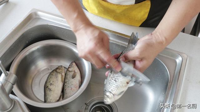 煎鲫鱼的家常做法，鲫鱼常见的4种家常做法（煎鱼要记住这两点）