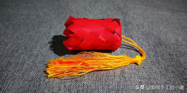 如何用一张纸折纸灯笼，如何用一张纸折纸灯笼视频（用四张纸条做成的折纸灯笼）
