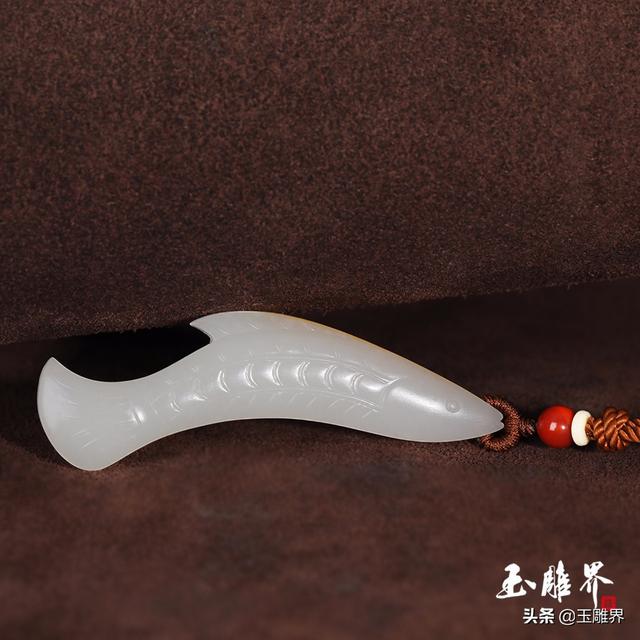 玉鱼吊坠的寓意是什么，佩戴鱼玉吊坠寓意（温润翡玉上的鱼趣呼之欲出）