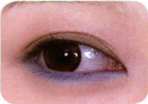 下眼线怎么画，下眼线怎么画显眼睛大（使用蓝色画下眼线）